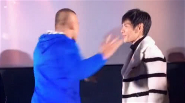 5位“遭霸凌”的明星，熱巴被一腳踢進臭水溝，向佐竟被14人圍毆