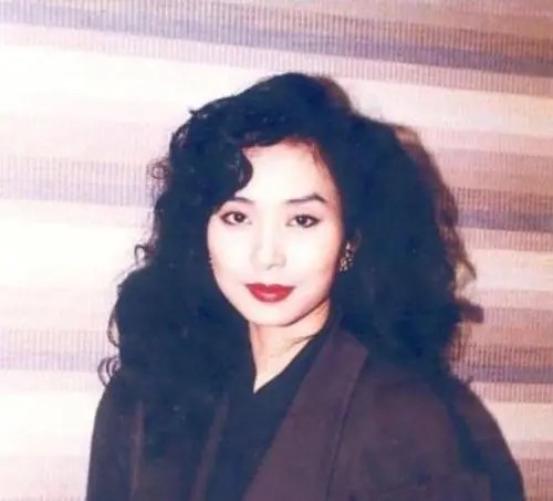 能夠將前半生和後半生都過得如此輝煌璀璨的，大概也就鄺美雲了吧