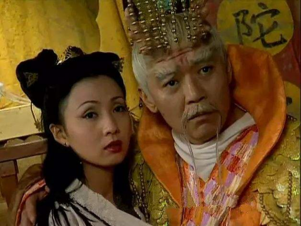 69歲李立群凌晨收工，現身內地蒼蠅小館，眼神迷濛興奮喝伏特加