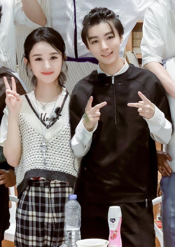 趙麗穎現身央視春晚彩排，穿毛呢外套戴綠圍巾，配運動褲好真實