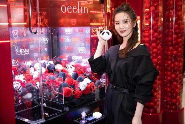 劉詩詩出席品牌活動,身穿黑色連體裝,氣質高雅,精緻美豔 劉詩詩出席品牌活動,身穿黑色連體裝,氣質高雅,精緻美豔