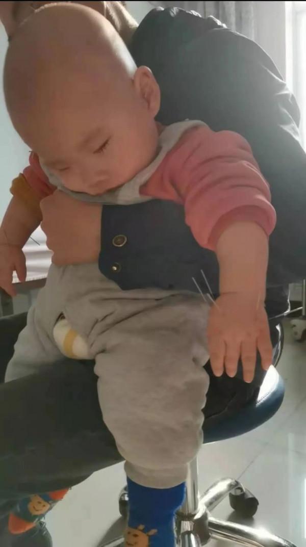 “這是我的寶貝,患有腦癱、癲癇、聾啞、肺炎、不會走路……” “這是我的寶貝,患有腦癱、癲癇、聾啞、肺炎、不會走路……”