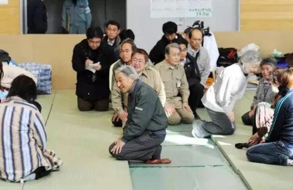 訪華、娶平民皇后、拒拜靖國神社，日本上皇傳奇的一生