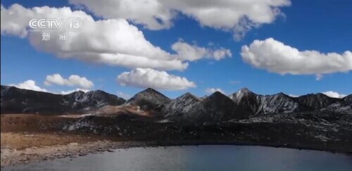 一天秋色冷晴灣 無數峰巒遠近間 一天秋色冷晴灣 無數峰巒遠近間