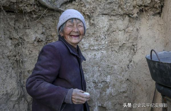 大山裡農民用祖傳木桶釀製柿子酒，口感純正好喝不上頭，啥情況