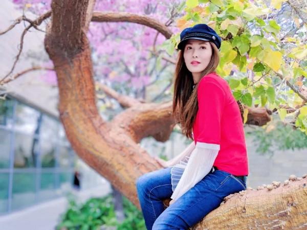 35歲的李彩樺美得驚豔！皮衣搭印花短裙露腿，一襲白裙似仙女