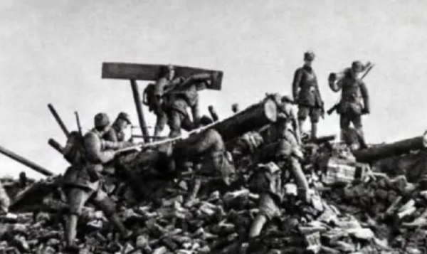 1943年，日軍掃蕩時發現一桌餃子，剛吃兩個就落荒而逃，咋回事？