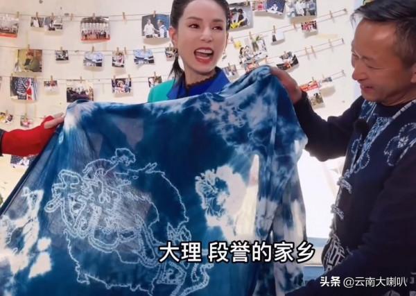 李若彤到大理，說白族話扮漂亮“金花”，55歲毫無違和感