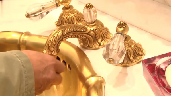 香港演員賣3億豪宅,馬桶20W、花瓶60W,卻帶家人住進小房子 香港演員賣3億豪宅,馬桶20W、花瓶60W,卻帶家人住進小房子