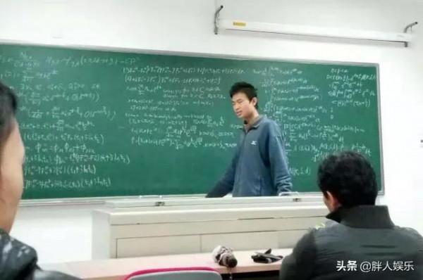 韋東奕自閉式上課惹爭議,被噴不配當北大老師 韋東奕自閉式上課惹爭議,被噴不配當北大老師