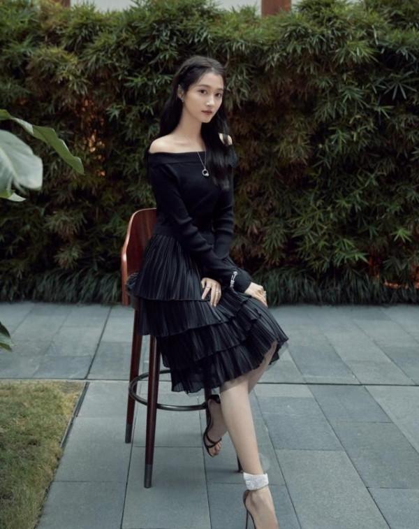 關曉彤早該這麼穿衣服了,暗黑公主造型,感覺很有氣質 關曉彤早該這麼穿衣服了,暗黑公主造型,感覺很有氣質