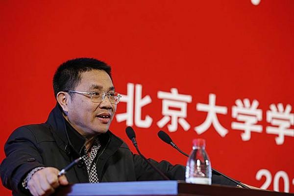 18歲農村娃考上北大，全村湊錢贈路費，百億身價後送每戶村民別墅