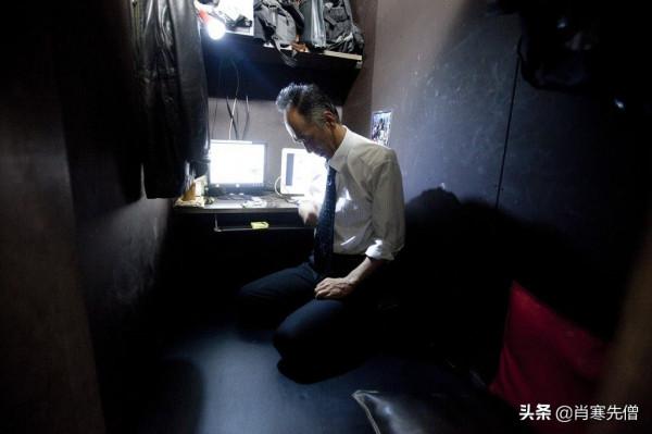 一位29歲的日本白領住在網咖，每月4000元租金，一住就是5年