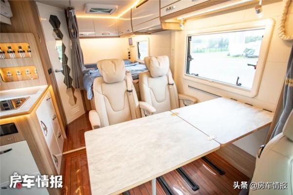 合作款房車長啥樣？水電配滿洗澡空調隨便用，比保姆車還要舒服