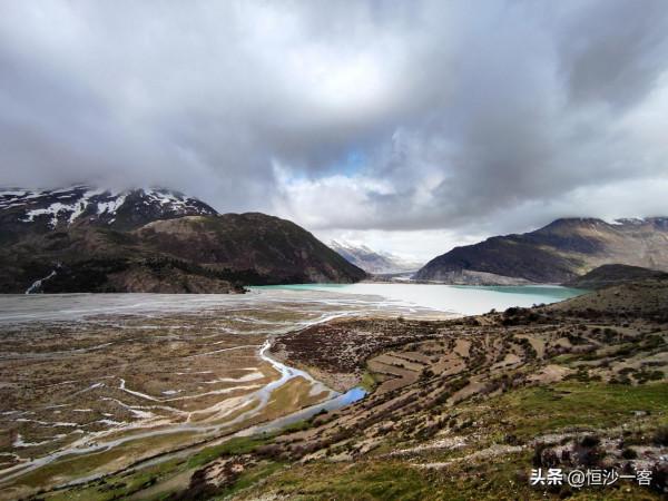 站在村口，見冰川自天邊來，兩湖水一白如牛奶，一綠如翡翠