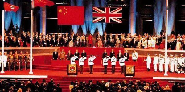 1997年香港迴歸，英國國旗降下後，為何間隔5秒才升起五星紅旗？