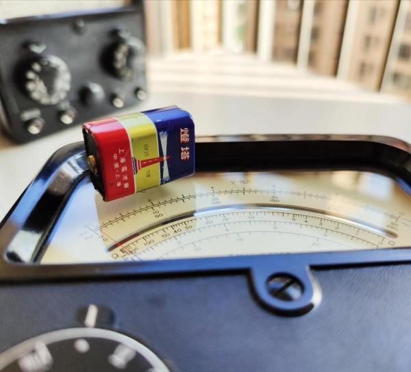 1963年震華500型萬用表!500表的最高工藝水準!三代表拆蓋看差異 1963年震華500型萬用表!500表的最高工藝水準!三代表拆蓋看差異