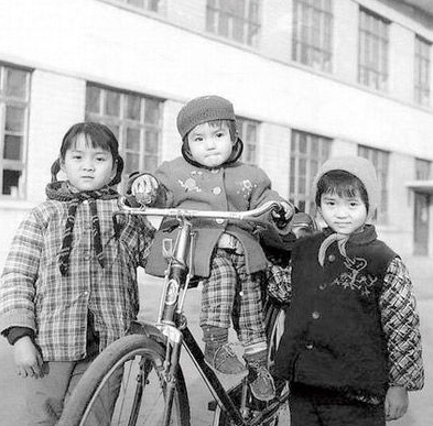 猛人朱迅：端盤洗廁所，簽約日本電臺，拍電影爆紅，入央視成花旦