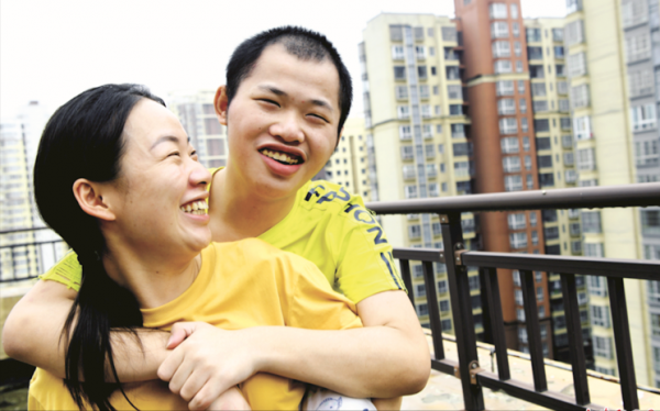 95後女孩照顧腦癱弟弟20年，晚上抱著睡，不敢找物件，怕拖累別人