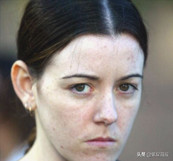 澳洲一14歲女孩在校門口失蹤，5年後突然現身，結局溫馨浪漫