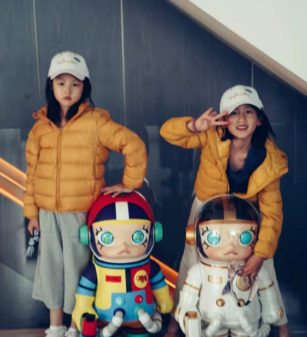 黃磊7歲小女兒顏值青出於藍！戴郵差帽靈氣逼人，比多多苦相臉美