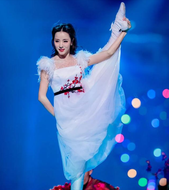 李思思：十年主持8次春晚，嫁初戀三年生兩子，她的背景是她自己