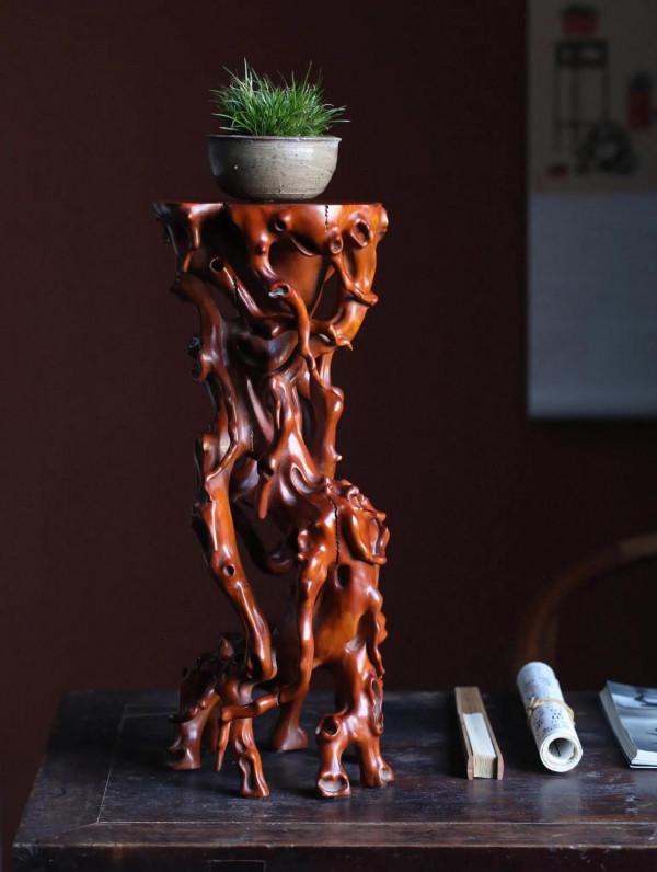 欣賞一下黃楊木做舊盤根底座琢刻隨形擺件