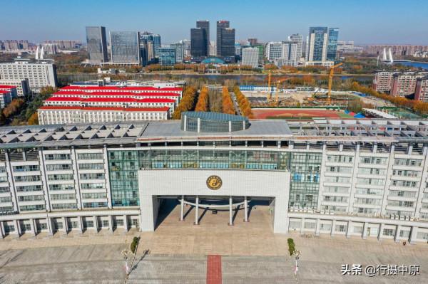 一個大學只有一棟教學樓？這樓，可真長