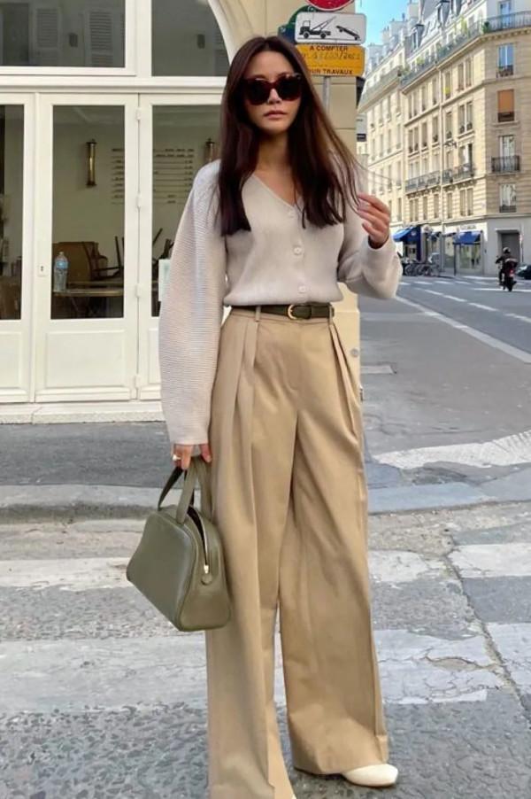 今秋穿針織開衫+闊腿褲，中年女性穿太合適