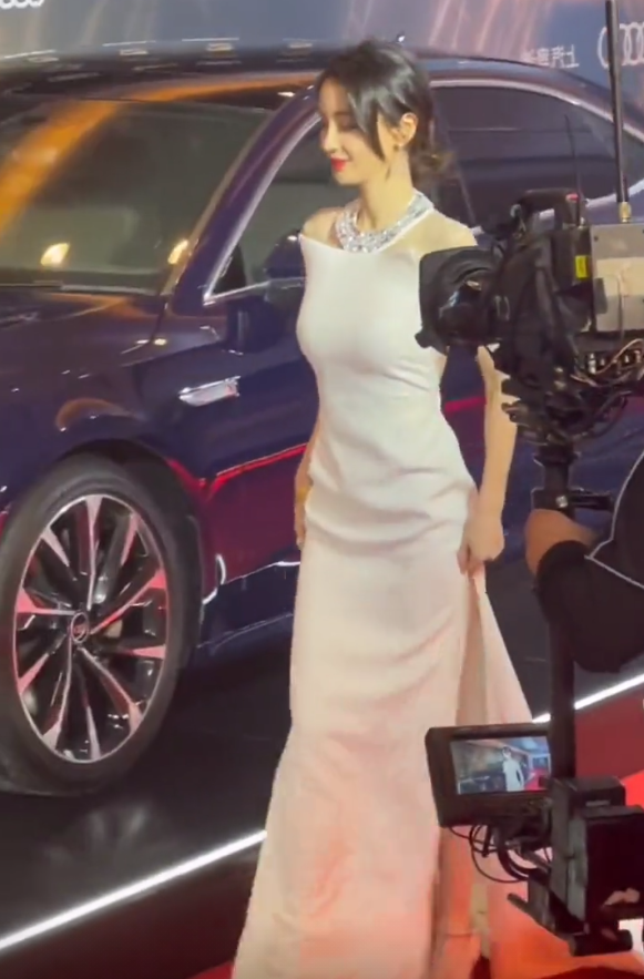 ​baby穿開叉露背裙走紅毯，鎖骨清瘦白到發光，全身塗滿粉太誇張