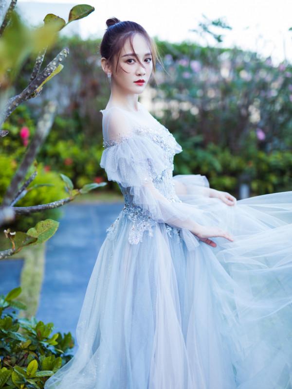 65歲趙雅芝和40歲陳喬恩，同穿抹胸紗裙，完全看不出年齡差