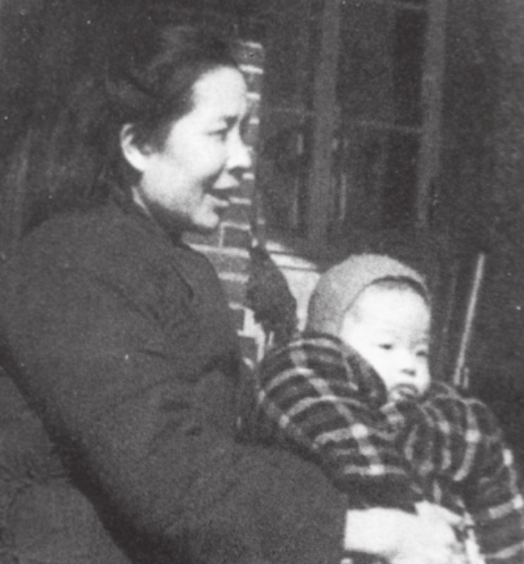 女紅軍生子後，為避免孩子啼哭聲驚動敵人，欲將其扔掉，後來如何