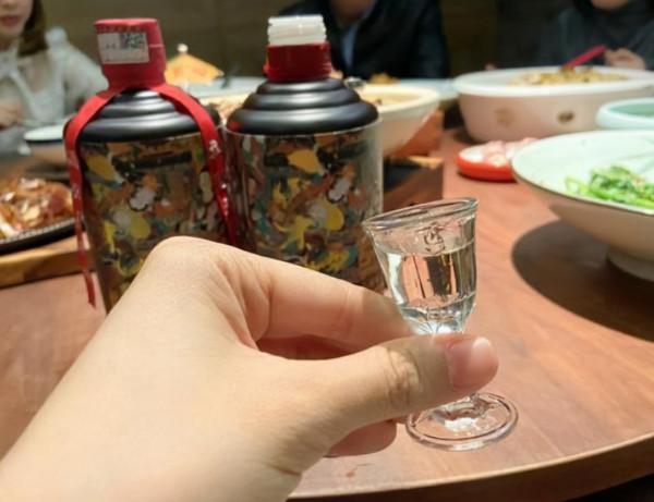 “喝白酒”跟“喝啤酒”,哪個對身體的傷害大?愛喝酒的瞭解一下 “喝白酒”跟“喝啤酒”,哪個對身體的傷害大?愛喝酒的瞭解一下