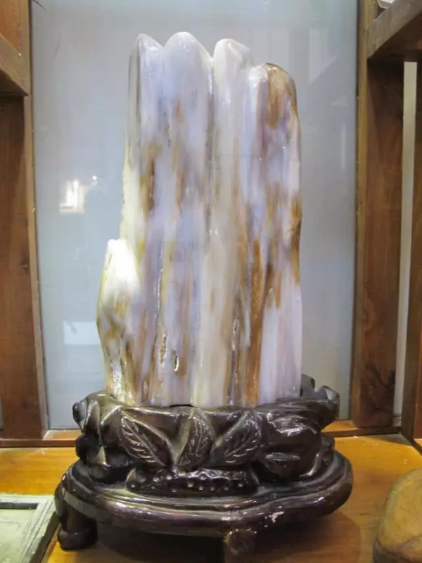 大媽把玩了20年的核桃變成了“玉”核桃？