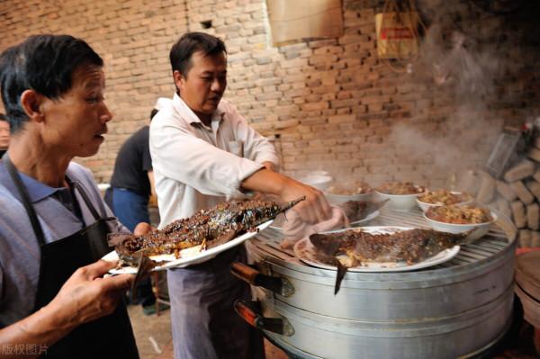 妻子離世8年，岳母臨終前把300萬拆遷款給了女婿：我死也瞑目