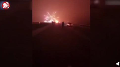 哈薩克高速公路上上演&quot;煙花秀&quot;，網友：新年煙花提前炸了