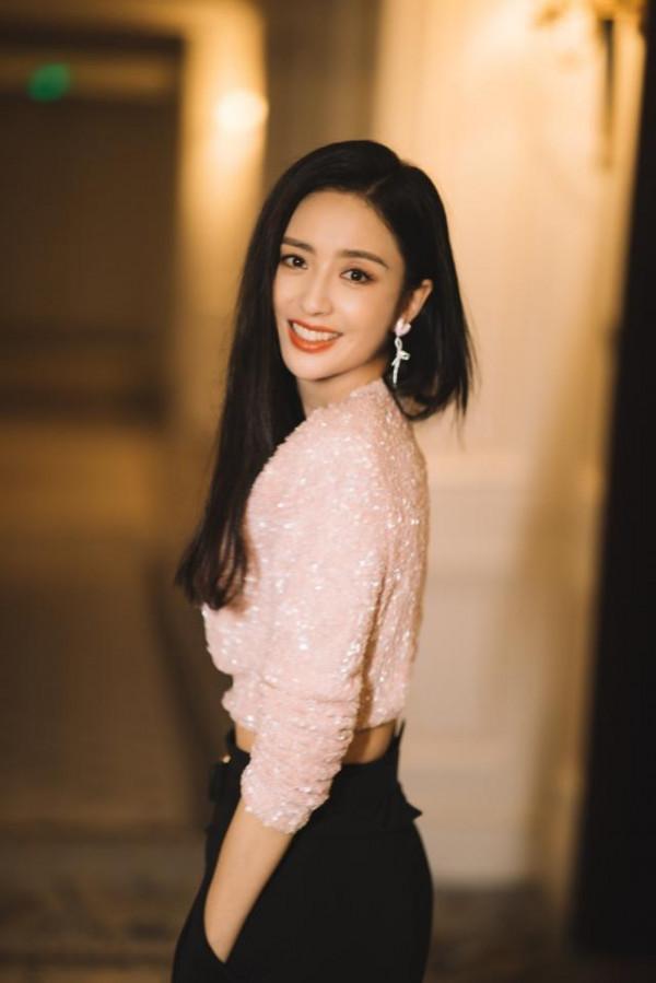 單身後的佟麗婭更嫩了，穿粉色露腰裝配披肩直髮，少女感越發出眾