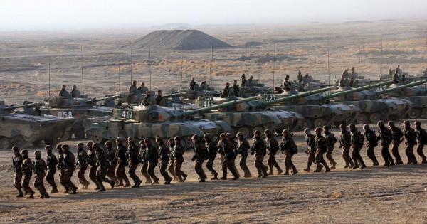 他是納西族第一位中將，從陸軍跨武警服役，2年實現“5級跳”