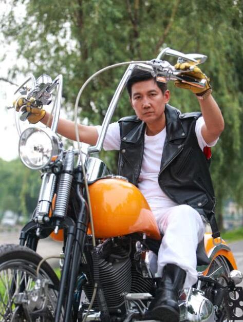 著名演員李崇霄:娶德國妻子一度鬧矛盾,而今樂做家庭婦男 著名演員李崇霄:娶德國妻子一度鬧矛盾,而今樂做家庭婦男