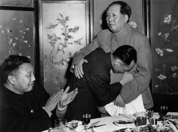 1956年，在毛澤東懷中痛哭的男人後來怎麼了？