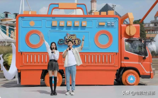 芒果臺真敢想，鳳凰傳奇被網約車小哥驚到，這露天K歌節目太帶勁