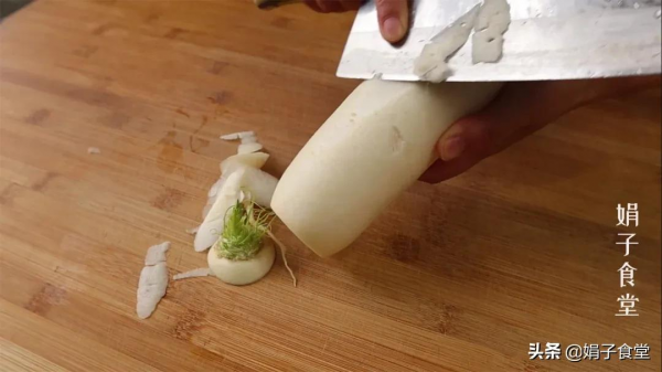 蘿蔔不要再燉湯了,試試這種新做法,軟糯鮮香,上桌一大盤不夠吃 蘿蔔不要再燉湯了,試試這種新做法,軟糯鮮香,上桌一大盤不夠吃