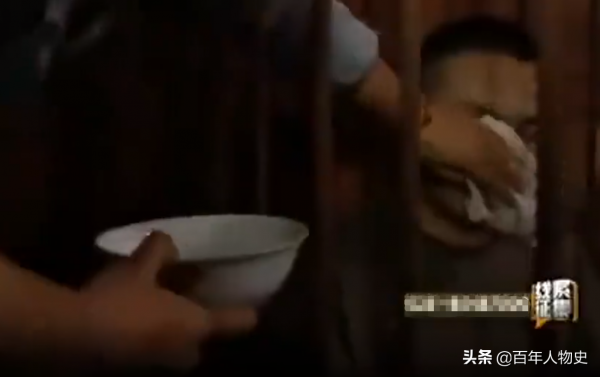 女孩苦尋初戀墳墓，意外發現他“復活”鐵籠中，爸爸：5年前關的