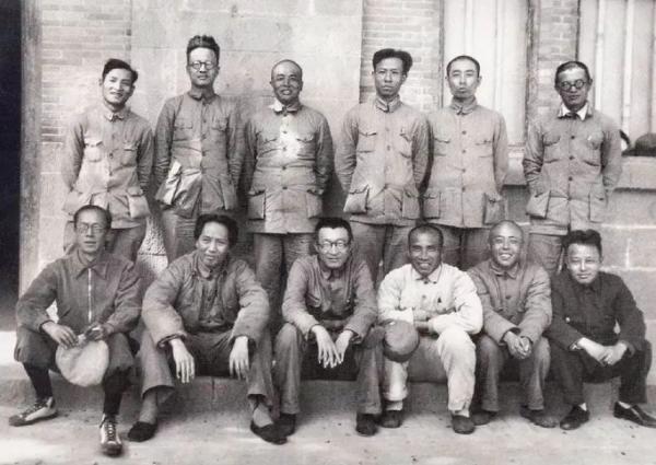 毛主席寫下一句“缺字詩”，準備丟掉時被秘書撿回，懸掛房間57年