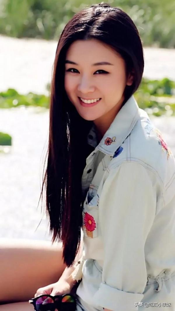 李小萌，不驚豔卻很耐看