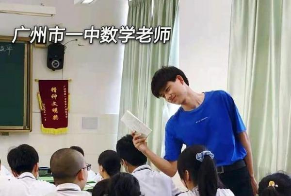 老師可以有多帥?撞臉“白敬亭”,學生:只想上課不想畢業 老師可以有多帥?撞臉“白敬亭”,學生:只想上課不想畢業