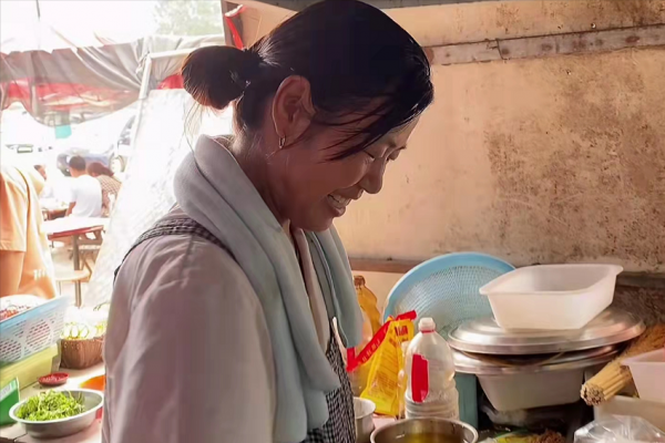 山東夫妻賣接地氣自助餐,8元1個人,有飯有湯,30多個菜隨便吃 山東夫妻賣接地氣自助餐,8元1個人,有飯有湯,30多個菜隨便吃