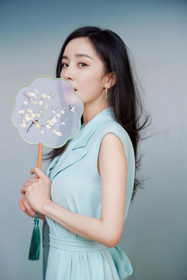 楊冪國風新造型溫婉可人 手拿團扇半遮面美翻了 楊冪國風新造型溫婉可人 手拿團扇半遮面美翻了