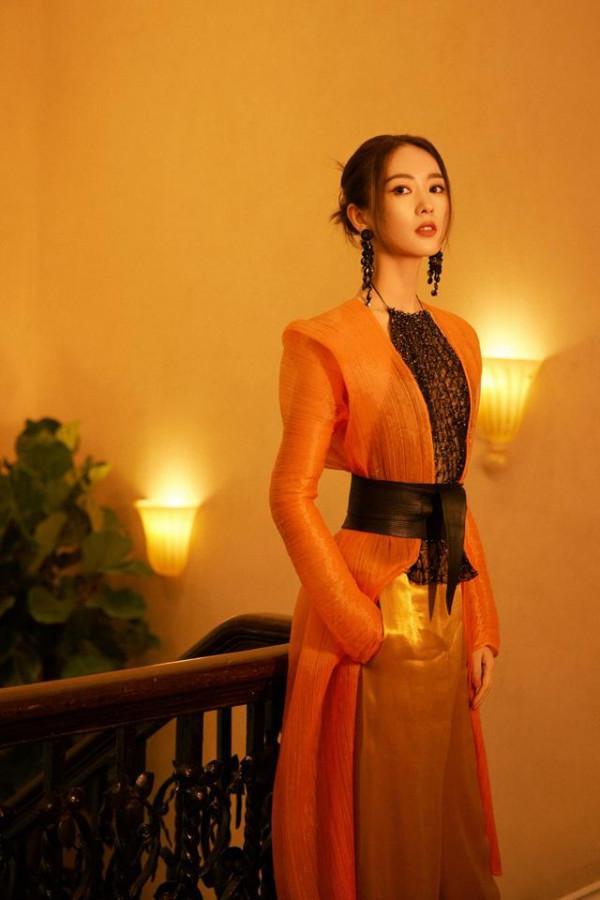 童瑤火了也更有排面，透視風衣內搭“肚兜”，時髦優雅真有貴婦範