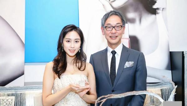 賭王最小女兒亮相，和奚夢瑤同框不怯場，清華學霸還是高顏值的